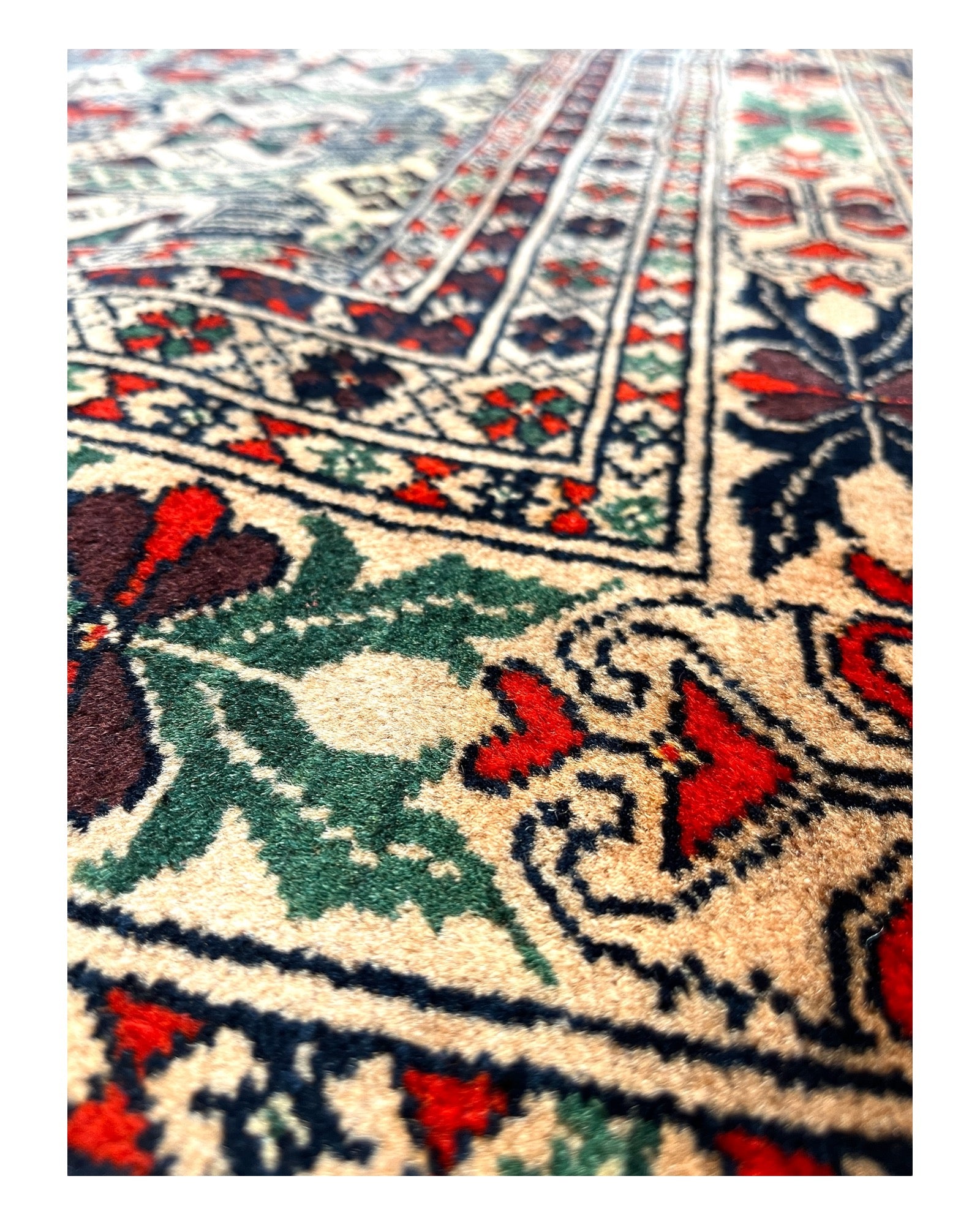 253cm x 155cm Cream & Green Alabhakmal Rug